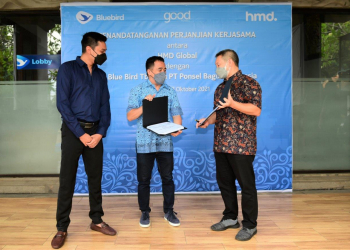 Chief Strategic Officer PT Blue Bird Tbk Paul Soegianto dan General Manager HMD Global Indonesia Christian Sudibyo usai menandatangani kelanjutan kerja sama Bluebird Group dan Nokia.