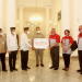 Penyerahan donasi kepada Baziz DKI Jakarta yang disaksikan oleh Gubernur DKI Jakarta Anies Baswedan
