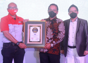 Pemimpin Umum Majalah Franchise Indonesia Rofian Akbar menyerahkan penghargaan kepada JNE