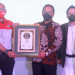 Pemimpin Umum Majalah Franchise Indonesia Rofian Akbar menyerahkan penghargaan kepada JNE