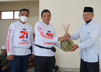 Perwakilan warga Kapanewon Girisubo memberikan hasil bumi sebagai ucapan terimakasih telah singgah kepada JNE Yogyakarta.