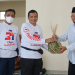 Perwakilan warga Kapanewon Girisubo memberikan hasil bumi sebagai ucapan terimakasih telah singgah kepada JNE Yogyakarta.