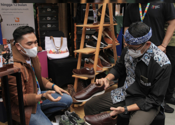 Menteri Pariwisata dan Ekonomi Kreatif Sandiaga Uno, saat mencoba produk sepatu dalam Beli Lokal Fest Bandung.