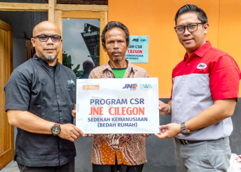 Branch Manager JNE Cilegon melakukan serah terima bedah rumah salah satu warga Cibadak, Kabupaten Lebak, Banten.