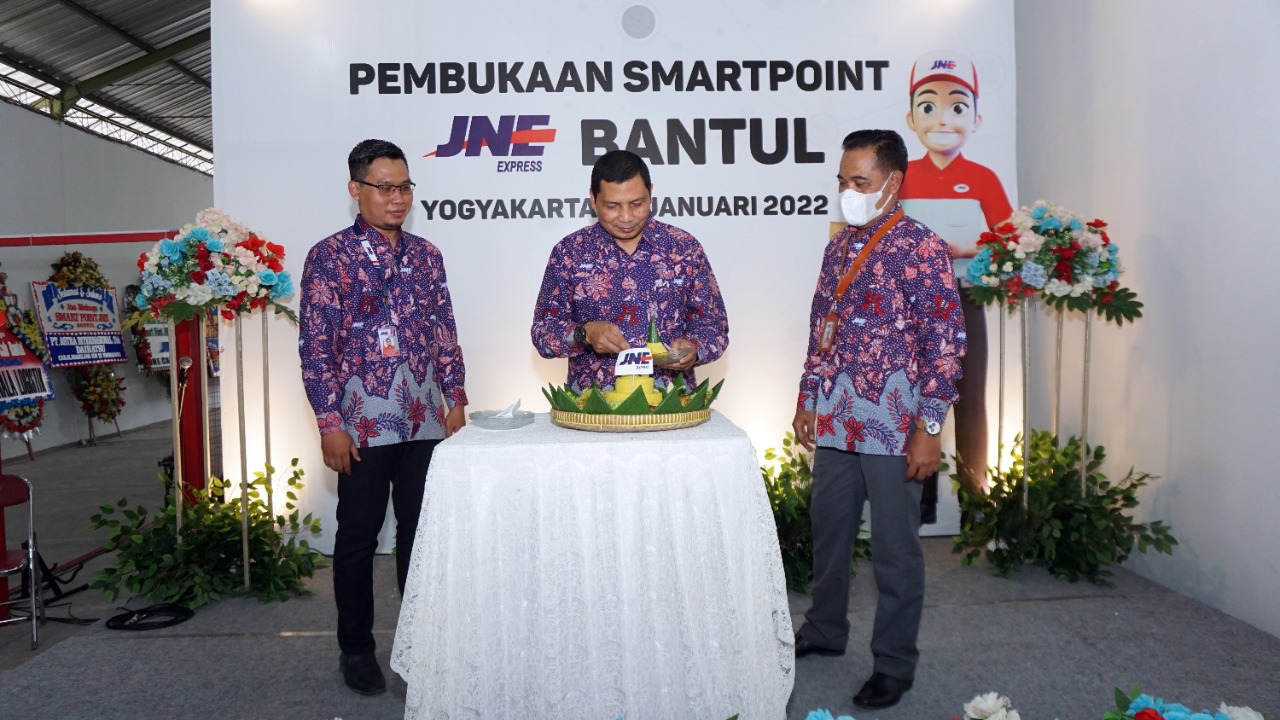 Head Regional - DIY - Jateng Marsudi saat peresmian smart point baru di Bantul, Yogyakarta. Foto: Humas JNE
