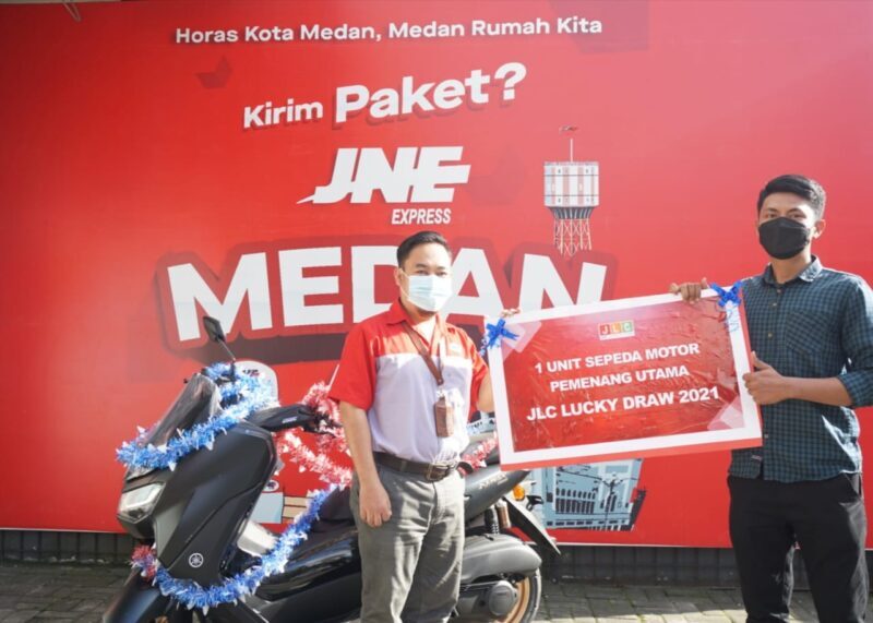 Kepala Cabang JNE Medan berfoto dengan pemenang JNE Loyalty Card