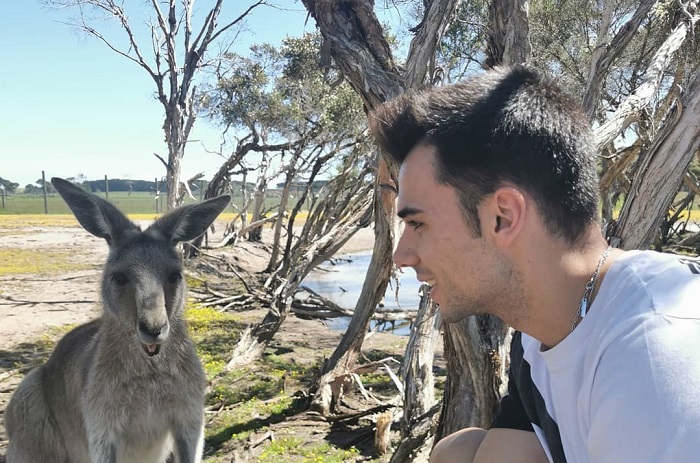 Juara MotoGP Mandalika 2022 berinteraksi dengan kangguru