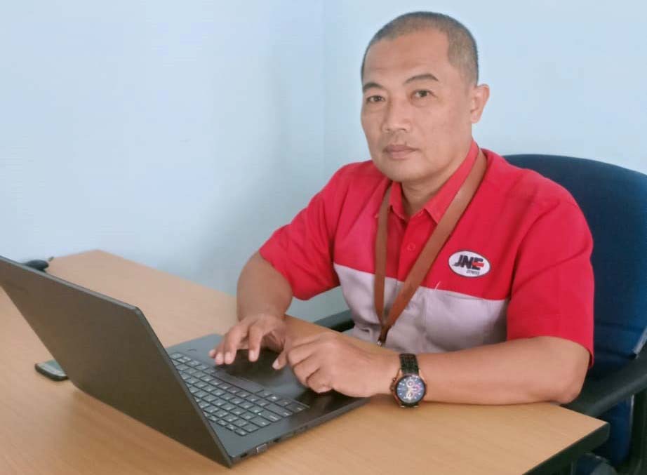 Branch Manager JNE Silangit, Yayang Fitrajaya