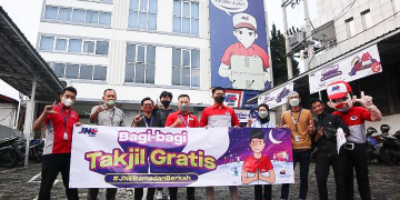 JNE Sukabumi Bagi Takjil Gratis Di Bulan Ramadhan