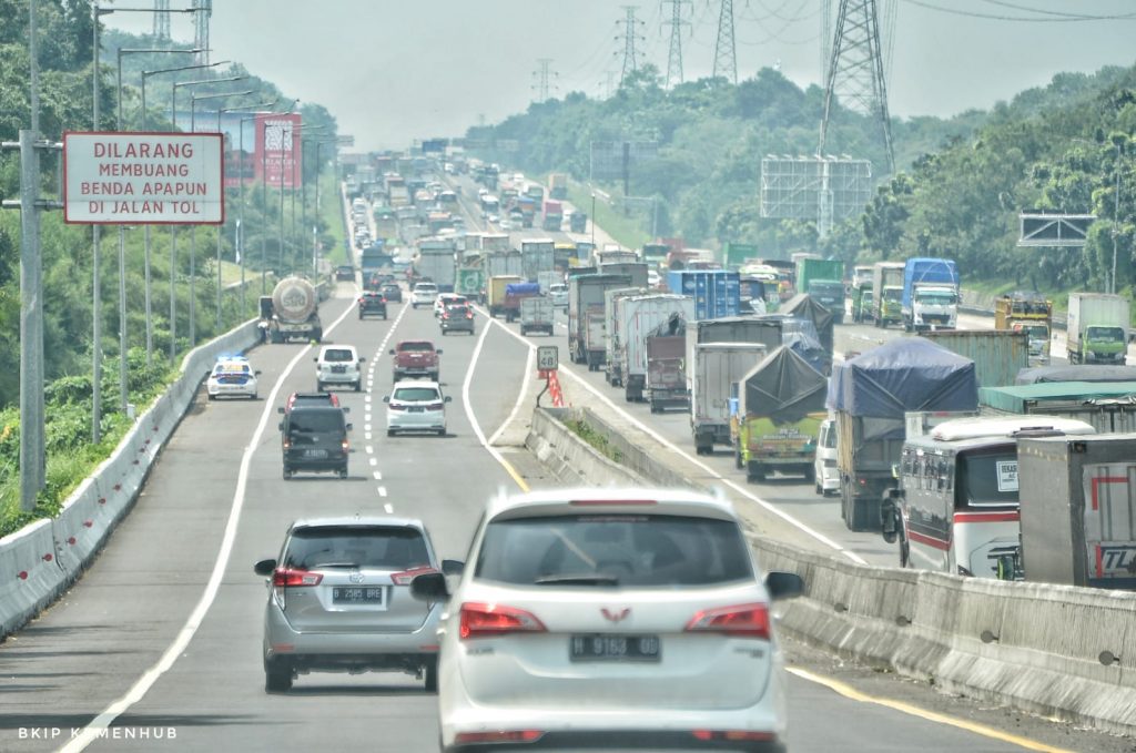 Kepadatan kendaraan Tol Jakarta-Cikampek
