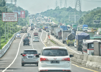 Kepadatan kendaraan Tol Jakarta-Cikampek