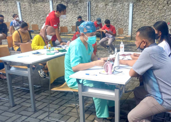 Selain karyawan dan keluarganya, kegiatan vaksinasi booster juga diikuti waga sekitar kantor JNE Hub Muara Angke.