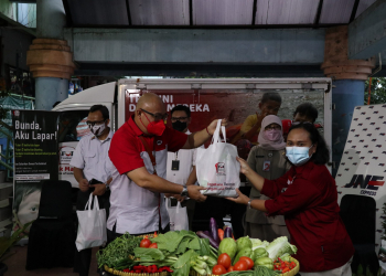 Kepada Divisi Marketing Communication Doedi Hadji Sapoetra bertukar kenang-kenangan dengan perwakilan FOI dalam konferensi pers peringatan Hari Bumi, Senin 25 April 2022