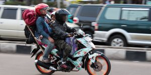 tidak boncengan lebih dari satu orang ketika berkendara sepeda motor