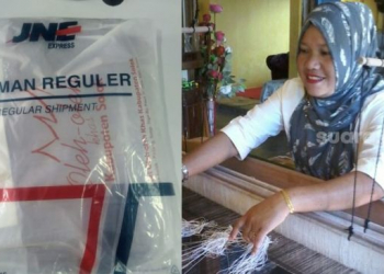 Zartidewita, pemilik usaha "Tenun Padi Sarumpun" di Kabupaten Solok dan sebuah paket kiriman produk tenunnya lewat JNE. [Dok.Istimewa]