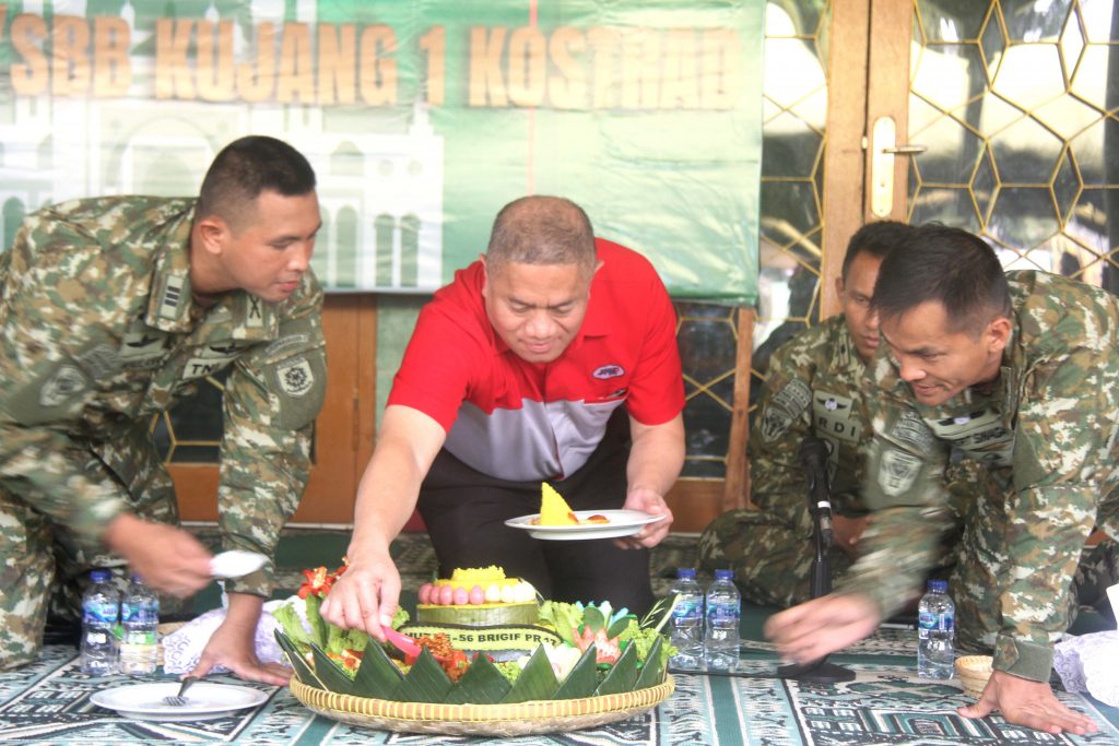 presdir jne memotong tumpeng di HUT 56 Brigif Kostrad