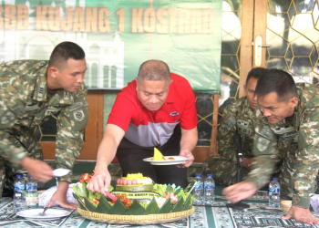 presdir jne memotong tumpeng di HUT 56 Brigif Kostrad