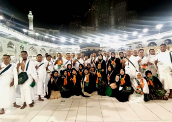 Rombongan jamaah Umrah JNE saat berada di depan Ka’bah, Mekah.