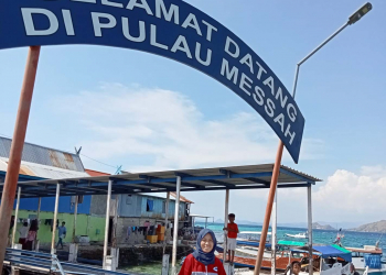 Lastri, kurir perempuan dari agen JNE di Pulau Messah, Kecamatan Komodo, Mangarai Barat, NTT.