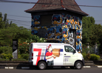 Sentuhan Seniman Mural Yogyakarta di Mobil Operasional JNE