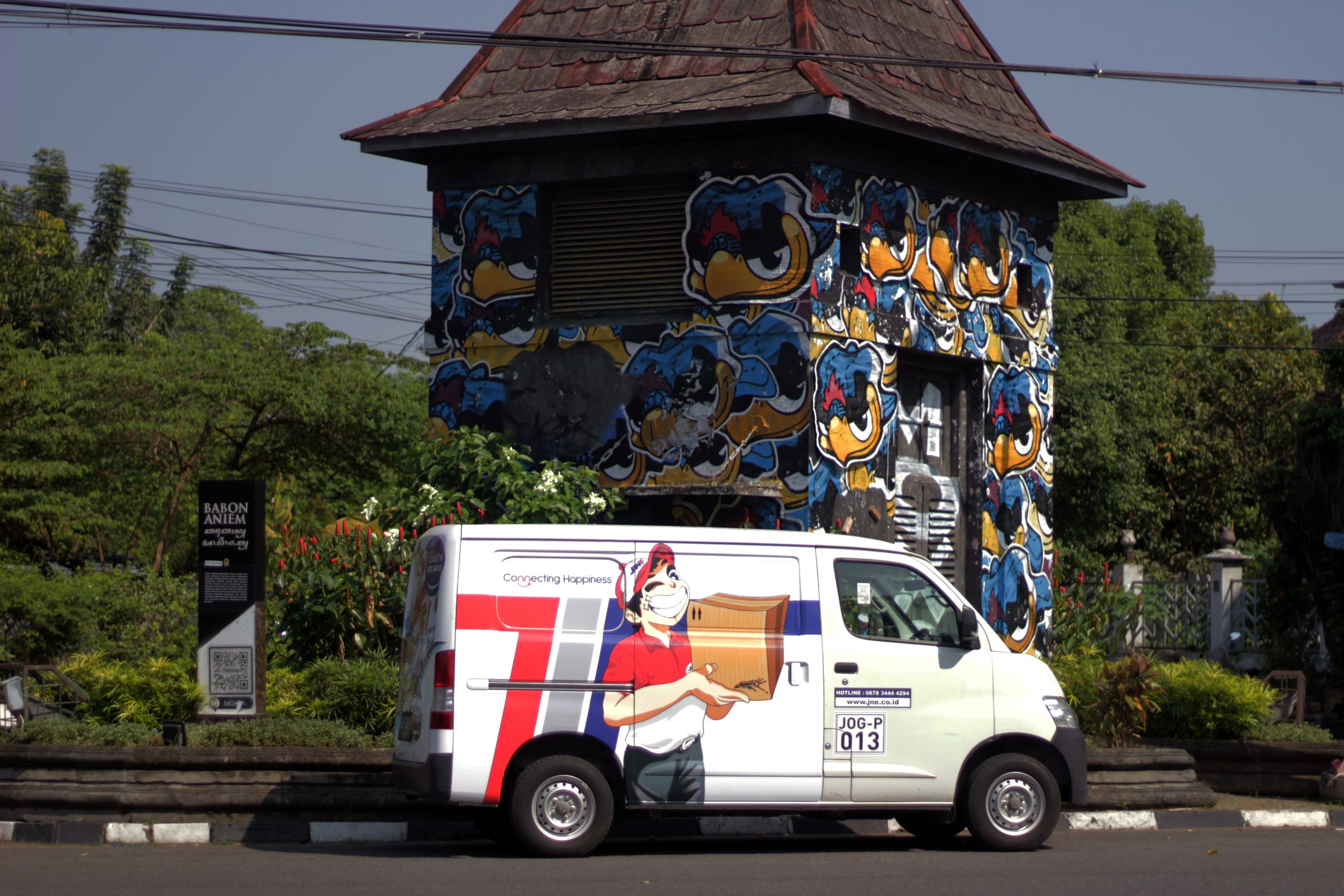 Sentuhan Seniman Mural Yogyakarta di Mobil Operasional JNE