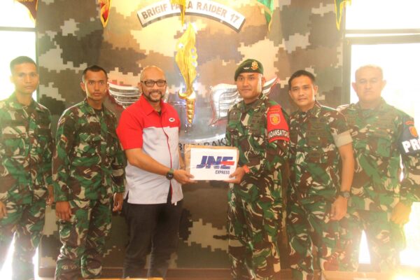 Brigif Para Raider 17 dan JNE Kirim Bantuan ke Intan Jaya