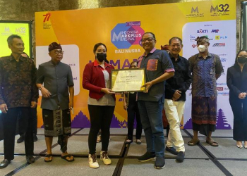 Acara pemberian penghargaan di Indonesia Markplus Festival 2022