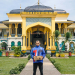 Faisal, petugas kurir JNE Medan saat mengirim paket di Istana Maimun.