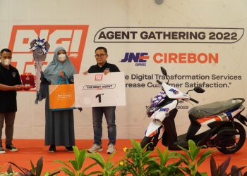 Agen Ciremai Raya mendapatkan Hadiah Motor dari JNE Cirebon. Foto: Istimewa.