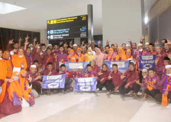 Rombongan umrah karyawan JNE kloter kedua saat dilepas di Bandara Soekarno – Hatta, Tangerang.