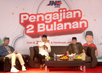 Pengajian yang turut dihadiri Presiden Direktur JNE M. Feriadi Soeprapro (paling kanan) juga disiarkan secara online.