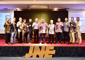 Foto Bersama Direksi JNE Saat Meresmikan Kerjasama untuk Meluncurkan Server Berbasis Internet