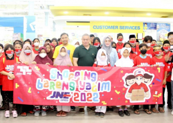 puluhan anak yatim shopping