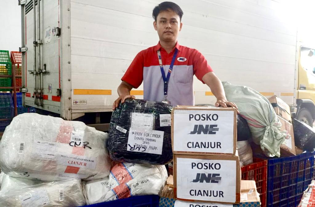 JNE membebaskan biaya pengiriman bantuan bencana gempa Cianjur. Foto: Dok.