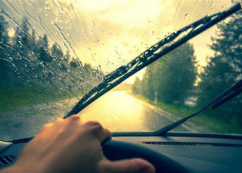 Wiper mobil di musim hujan