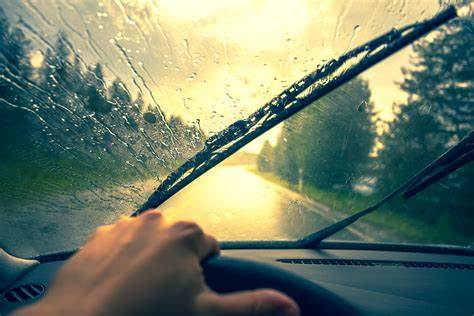 Wiper mobil di musim hujan