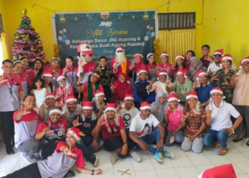karyawan jne yang beragama Kristen menyambut Hari Natal di panti asuhan