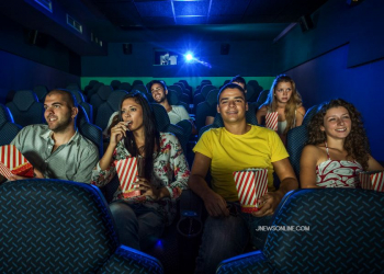 Etika Nonton Bioskop agar Tak Mengganggu Penonton Lainnya
