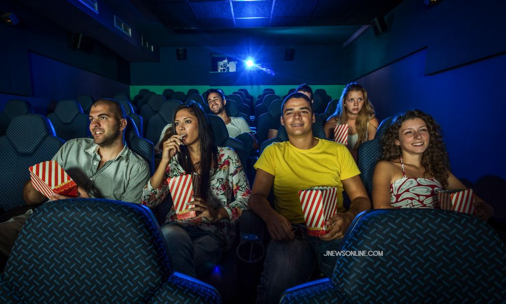Etika Nonton Bioskop agar Tak Mengganggu Penonton Lainnya