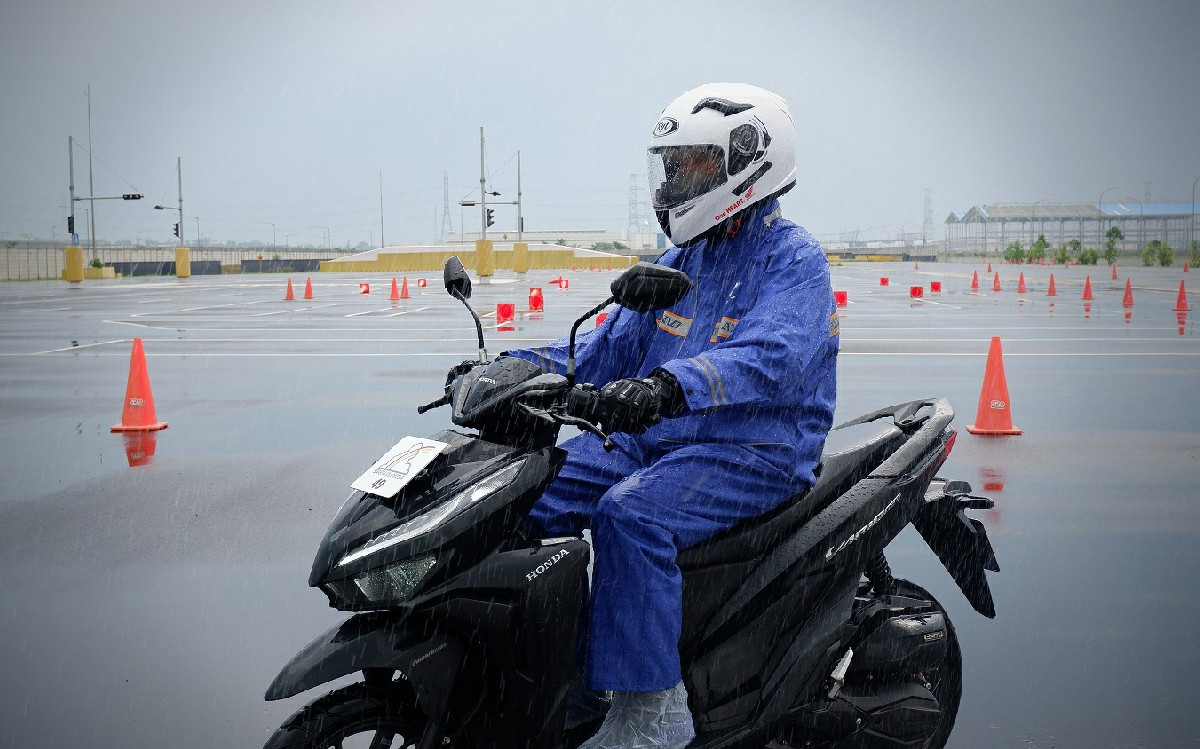 Pilih-pilih jas hujan tidak bisa sembarangan untuk menjaga keselamatan selama berkendara. Foto: Istimewa.