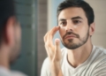 Pemakaian skincare pria melewati tiga langkah dasar dimulai dari membersihkan wajah dengan sabun. Foto: Istimewa.