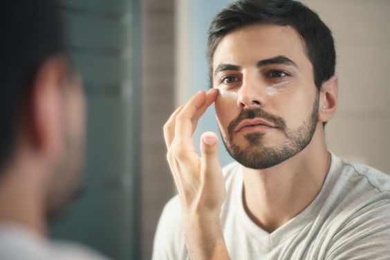 Pemakaian skincare pria melewati tiga langkah dasar dimulai dari membersihkan wajah dengan sabun. Foto: Istimewa.