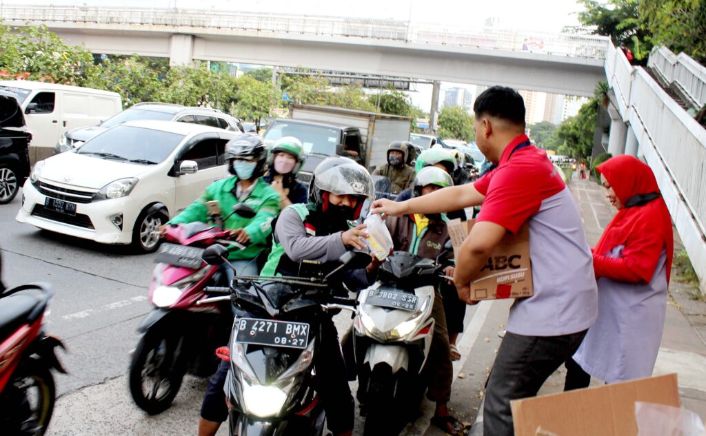 ksatria dan srikandi JNE membagikan takjil di depan Kantor Perwakilan S Parman, Jakarta Barat