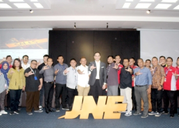 head of money jne berfoto bareng peserta training