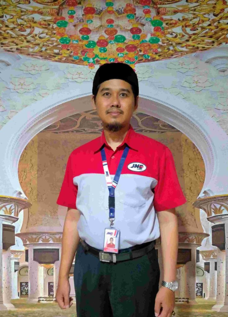 Kisah Pak Ustaz dari gudang Hub JNE di Poglar, Jakarta Barat