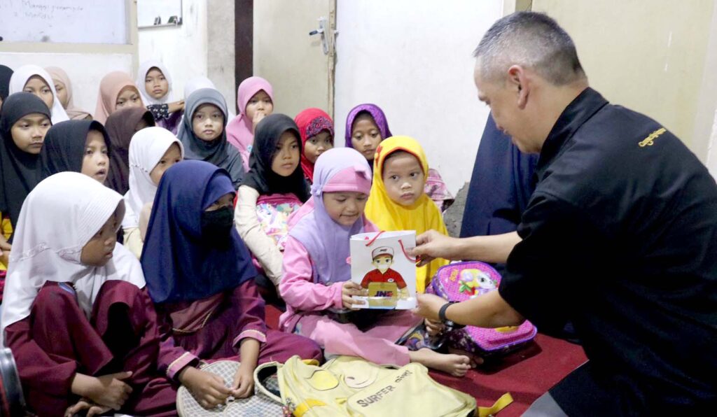 kepala cabang jne bandung bersama anak yatim bandung