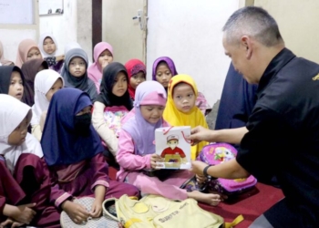 kepala cabang jne bandung bersama anak yatim bandung