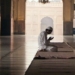 Ilustrasi seorang jamaah yang melakukan itikaf di masjid. Foto: Pinterest.