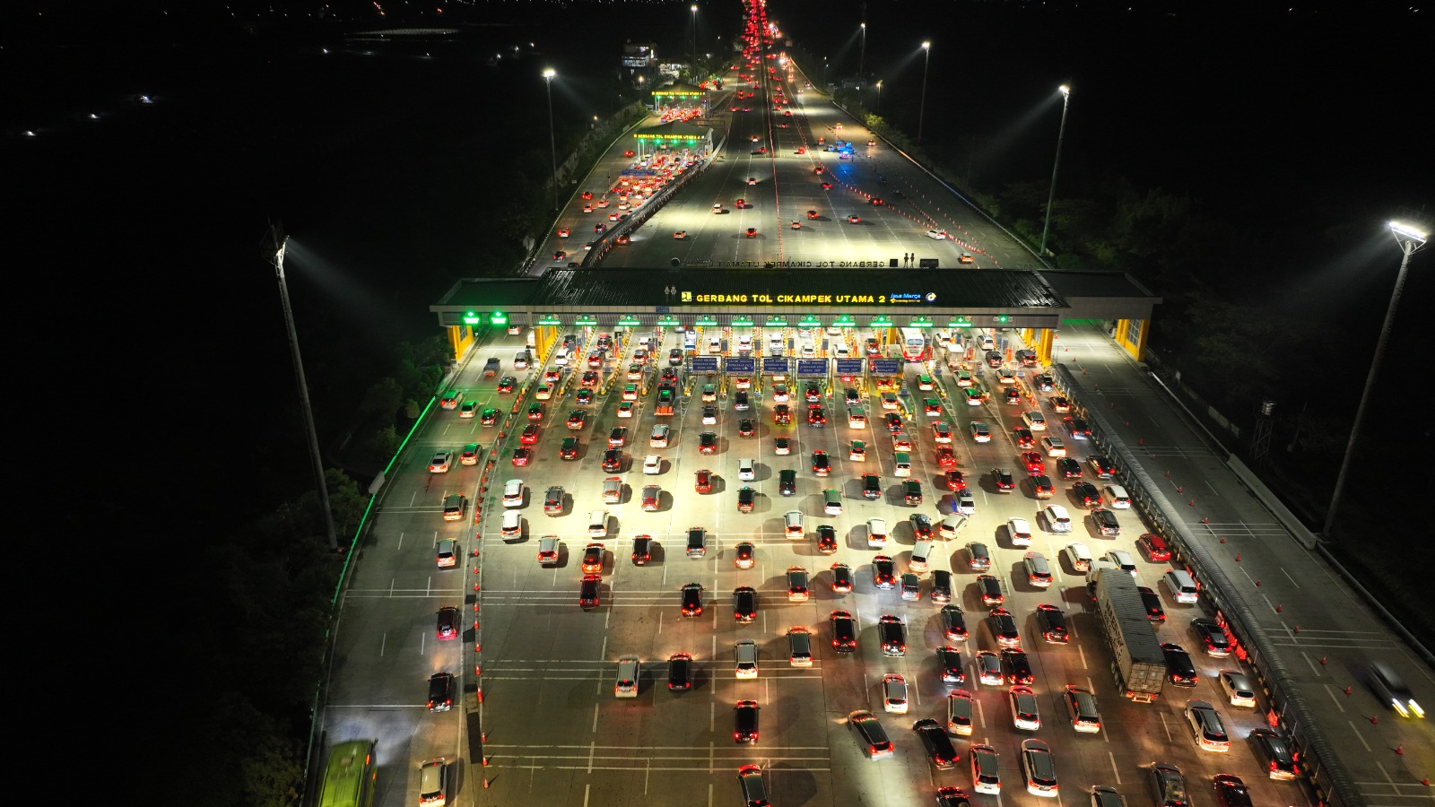 Penerapan rekayasa lalu  lintas one way di GT Kalikangkung hingga Cikampek Utama diperpanjang sampai Kamis (27/4) pukul 00.00 WIB. Foto; Jasamarga.