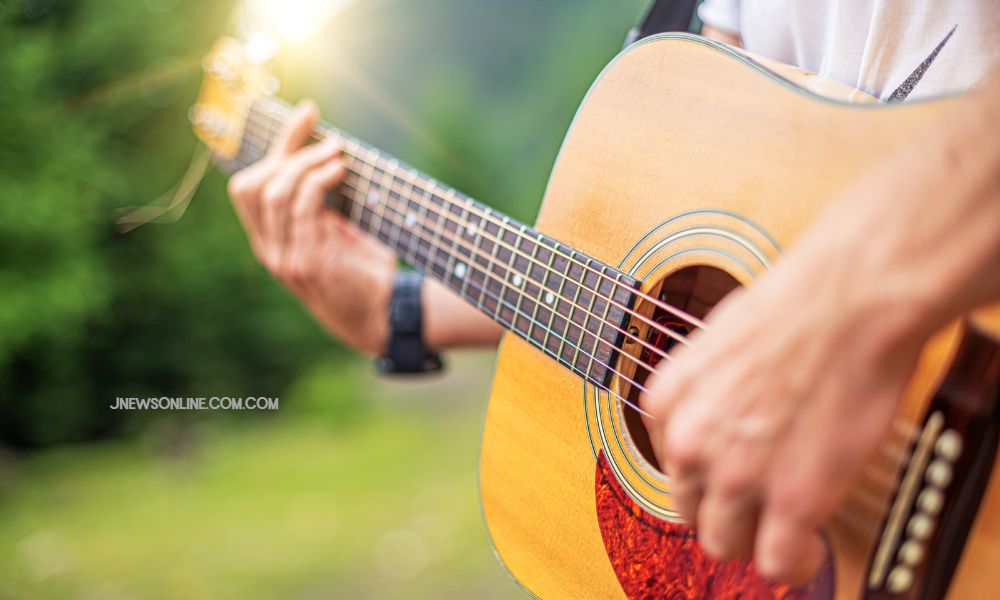 Cara dan Tips Belajar Gitar Akustik Sendiri dengan Cepat